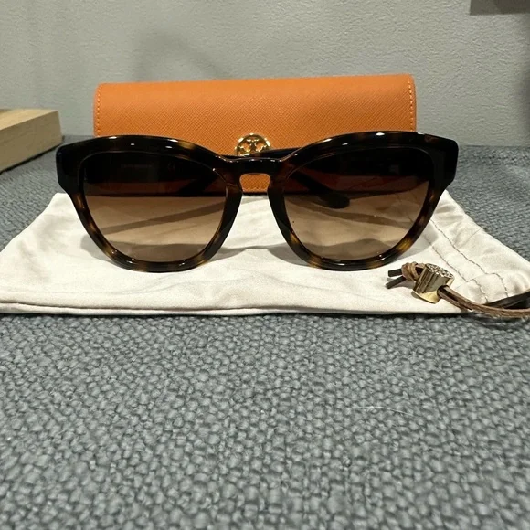 Tory Burch Tortoise Sunglasses with case and drawstring pouch - Picture 4 of 9
